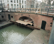 838569 Gezicht op de Brigittenbrug over de Nieuwegracht te Utrecht, die gerestaureerd wordt.